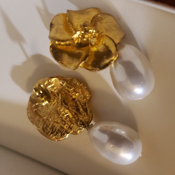 Gold plated flower earrings w/ large faux baroque pearl - Picture 5 of 5
